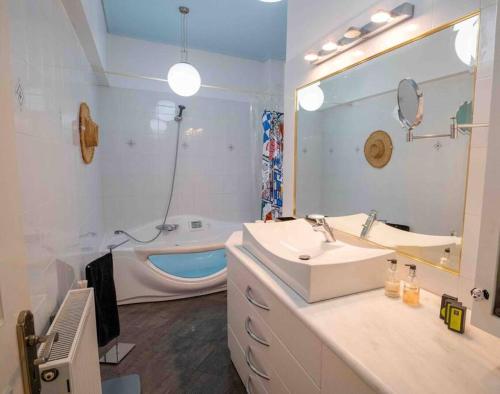 ein Badezimmer mit Waschbecken und Badewanne und Waschbecken in der Unterkunft Dreamy relaxing secluded Villa Aurora in Palaia Fokaia