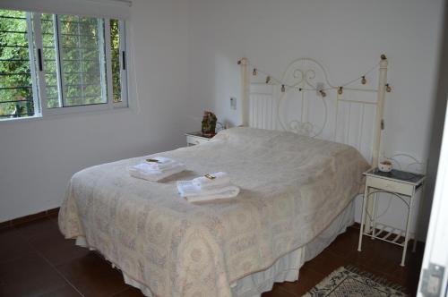 ein Schlafzimmer mit einem Bett mit zwei Handtüchern darauf in der Unterkunft Refugio del alma. Alquiler temporario. in Zavalla