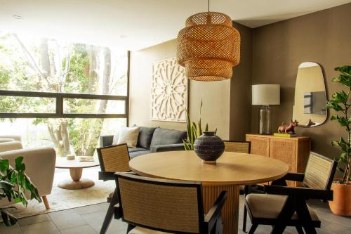 a living room with a table and chairs at MINERIA By Mr W in Mexico City