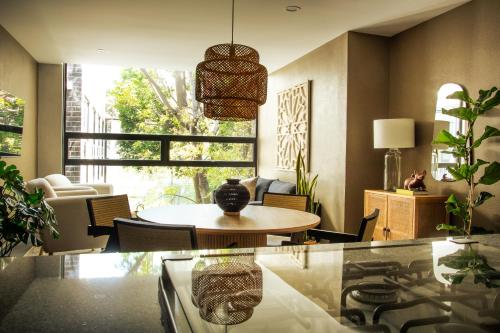 a living room with a table and a couch at MINERIA By Mr W in Mexico City