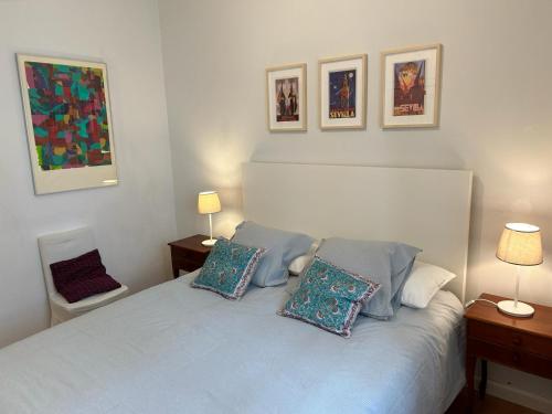 1 dormitorio con 1 cama blanca y 2 almohadas en 2 Bedroom Apartment by Guadalquivir River, en Sevilla
