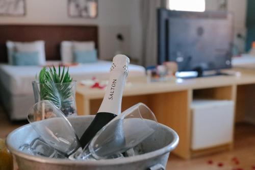 a metal bowl with utensils in it in a room at Carlton Plaza Baobá in Taubaté