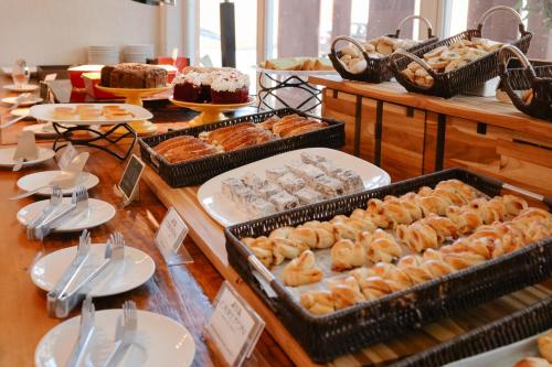 a buffet filled with different types of pastries and cakes at Carlton Plaza Baobá in Taubaté