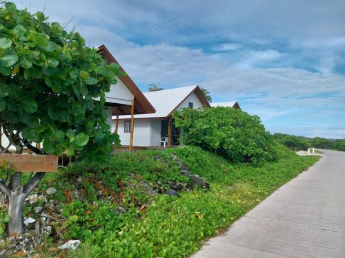 une maison sur le côté d'une route dans l'établissement Vaimoe Lodge, à Tiputa