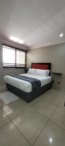 ein Schlafzimmer mit einem großen Bett in einem Zimmer in der Unterkunft Accommodation Front - Relaxing 2 Sleeper near Ushaka Marine World in Durban