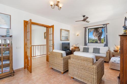 salon z kanapą i telewizorem w obiekcie Villa Sea Garden Holidays w mieście Port d'Addaia