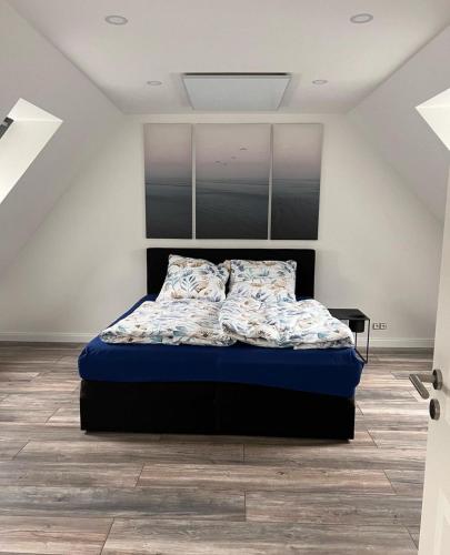 una camera con letto e piumone blu di Haschys Ferienwohnung a Osterburg