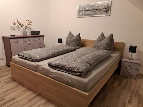 ein großes Bett mit einem Holzrahmen in einem Schlafzimmer in der Unterkunft Apartment Martin 
