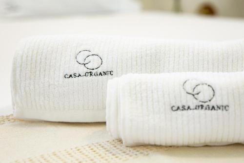 zwei Rollen weiße Handtücher nebeneinander sitzen in der Unterkunft CASA ORGANIC in Caucaia