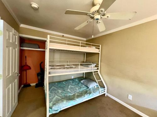 Zimmer mit Etagenbett und Deckenventilator in der Unterkunft Coco Loco in Myrtle Beach