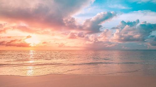 una puesta de sol en una playa con el océano en Playa El Obispo E La Marea building La Libertad en La Libertad