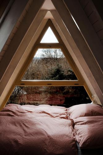a bed in a room with a window at Naturhaus am Felsenweg in Mitlosheim