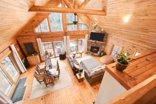 Μια τηλεόραση ή/και κέντρο ψυχαγωγίας στο Jamesons Cabin! 8 Minutes to Wisp, HotTub, FirePit, Pets, EV Chgr