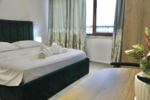 um quarto de hotel com uma cama com toalhas em Sea View Apartments em Golem