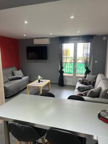 un salon avec une table et un canapé dans l'établissement Studio face à la mer Villeneuve Loubet, à Villeneuve-Loubet