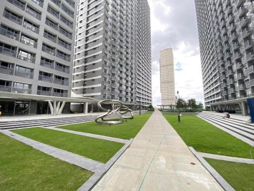 マニラにあるCity Views FAME Residencesの高層ビルが立ち並ぶ都心公園