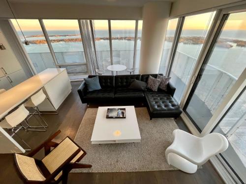 Χώρος καθιστικού στο Presidential Suite Heart of Downtown with Stunning View