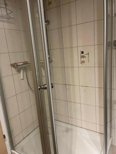 La salle de bains est pourvue d'une douche avec une porte en verre. dans l'établissement El Toro, 