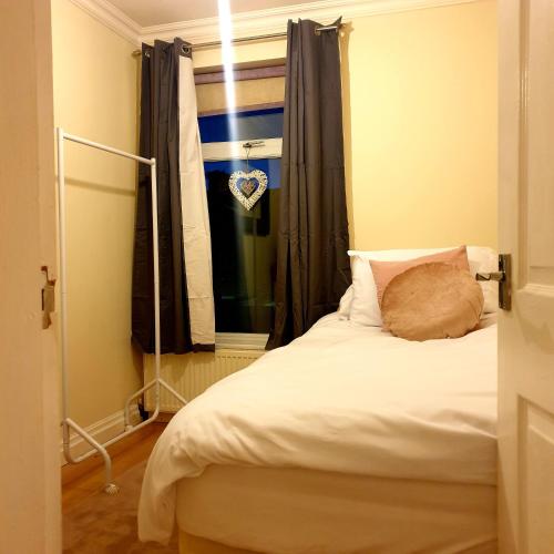 Tempat tidur dalam kamar di Carter House