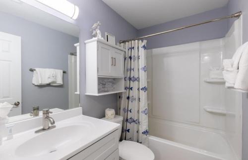 La salle de bains est pourvue d'un lavabo, de toilettes et d'une douche. dans l'établissement Gulf Shores Plantation Unit 4310, à Gulf Highlands