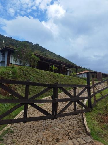 una valla de madera frente a una casa en Casabellavista, en Rio Prêto