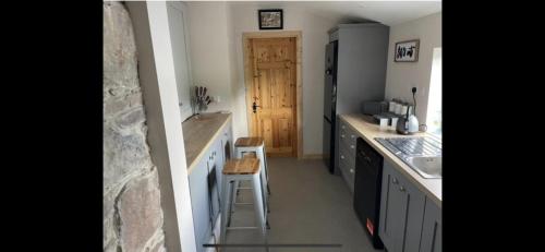 A kitchen or kitchenette at Kate’s Cottage