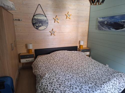 une chambre avec un lit avec des étoiles sur le mur dans l'établissement Appartement les Orres 1650, aux Orres