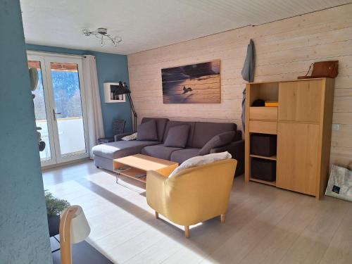 un salon avec un canapé et une table dans l'établissement Appartement les Orres 1650, aux Orres