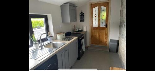 A kitchen or kitchenette at Kate’s Cottage