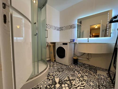 a bathroom with a shower and a washing machine at Spacieux appartement ~ Halles ~ Wifi ~ Centre in Narbonne