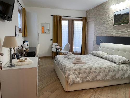 a bedroom with a bed and a table in a room at Il Vigneto in Castione Andevenno