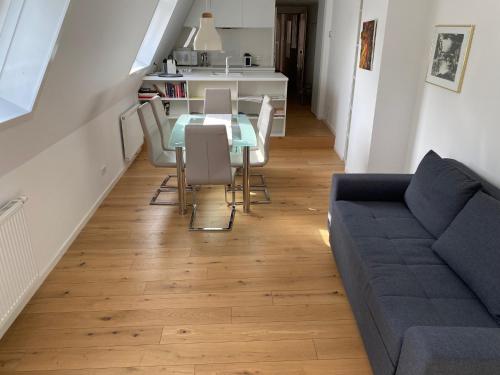 ein Wohnzimmer mit einem Tisch und einem Sofa in der Unterkunft Apartment in Grinzing in Wien