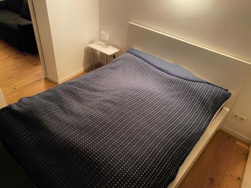 łóżko w pokoju z niebieską narzutą w obiekcie Apartment in Grinzing w Wiedniu