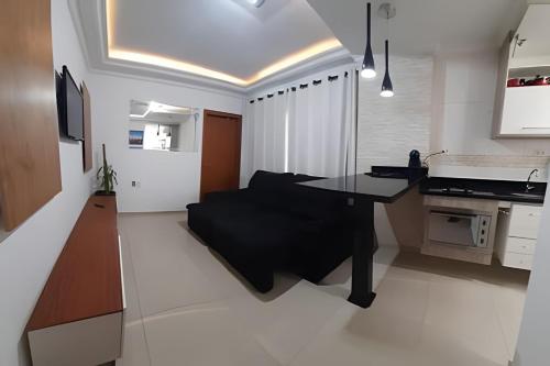 uma cozinha com uma mesa preta num quarto em Apartamento com Vista Única e Maravilhosa !!! em São Vicente