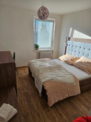 מיטה או מיטות בחדר ב-Byt v centru Frýdku-Místku