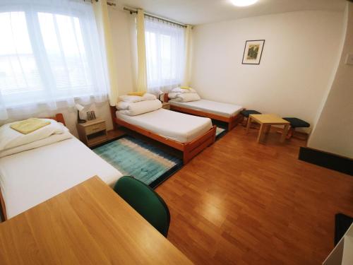 mały pokój z 2 łóżkami i kanapą w obiekcie PIANO STUDIO w mieście Huncovce