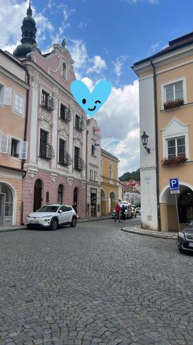 eine Kopfsteinpflasterstraße in einer Stadt mit einem Gebäude in der Unterkunft ZMRZLINOVÝ DOMEČEK (Ice cream housei) in Mikulov