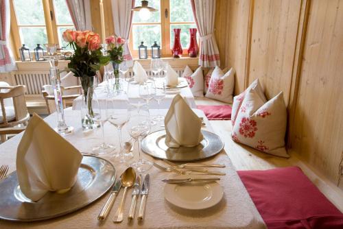a table with plates and napkins on top of it at Minglers Sportalm - Das Gourmet- und Genießerhotel in Kirchberg in Tirol