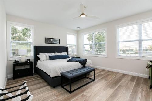 een slaapkamer met een bed, een bank en ramen bij Victory Views Estate:Luxury Retreat for 25+ Guests in South Bend