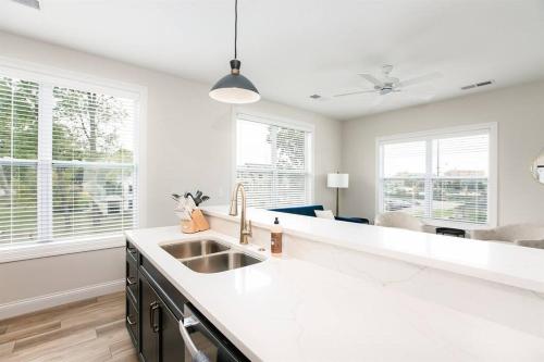 een keuken met witte wastafels en ramen bij Victory Views Estate:Luxury Retreat for 25+ Guests in South Bend