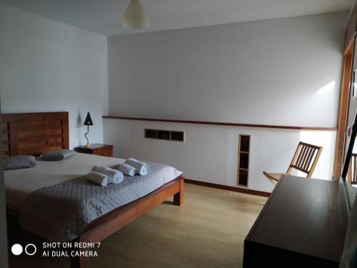 une chambre avec un lit avec des oreillers dessus dans l'établissement Casa Silva Do Minho, à Arcos de Valdevez