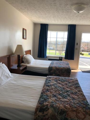 een hotelkamer met 2 bedden en een raam bij Fox Mountain Inn in Max Meadows
