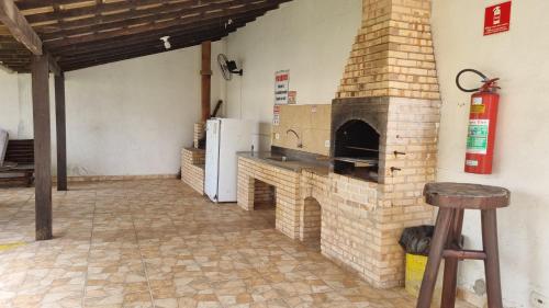 - une cuisine avec un four en briques dans l'établissement Suíte Búzios, à Búzios