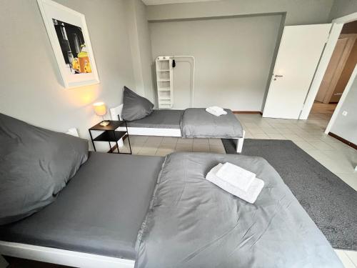 een kamer met 2 bedden en een koelkast bij Apartment Central 10E 90qm Wi-Fi free Parking calm back house in Dortmund