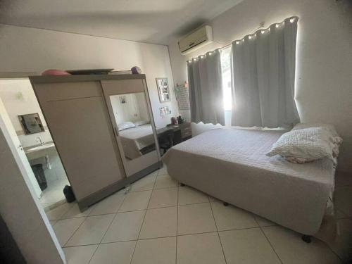 ein kleines Schlafzimmer mit einem Bett und einem Fenster in der Unterkunft aluguel show safra disponível nos dias 19, 20, 21 e 22 in Lucas do Rio Verde