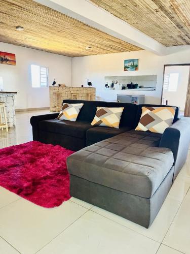 圖利亞拉的住宿－TENDRY，带沙发和红色地毯的客厅