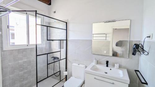 科尼爾－德拉弗龍特拉的住宿－Conil terraza apartamentos，浴室配有卫生间、盥洗盆和淋浴。