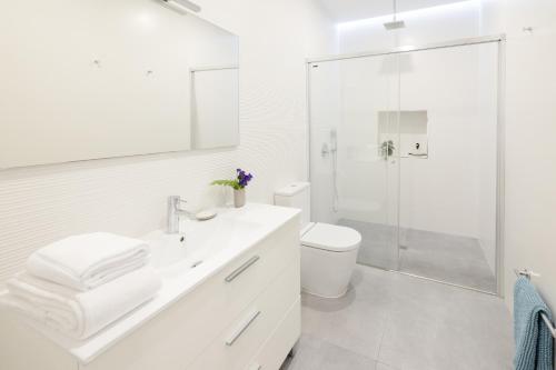 a white bathroom with a sink and a shower at Piso de lujo en Tenerife La Cochera in Santa Cruz de Tenerife