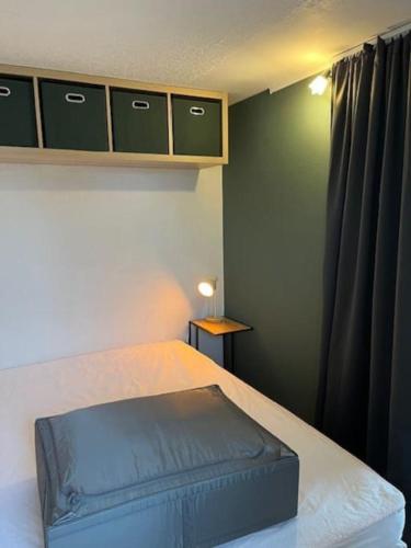 - une chambre dotée d'un lit avec un mur vert dans l'établissement Appartement cap d'agde, au Cap d'Agde