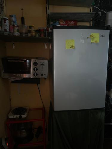 La cuisine est équipée d'un réfrigérateur blanc et d'un four micro-ondes. dans l'établissement Beck’s Room, à Cotuí